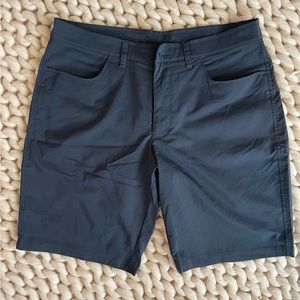 Mens Under Armour shorts - size 36
